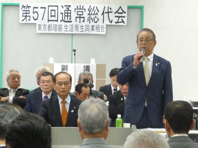 第57回総会の冒頭、あいさつする飛田英雄東理同組理事長