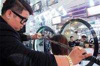日本刀で髪を切るベトナムの美容師さん