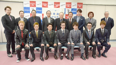 会見後の集合写真、前列は日本代表選手、後列はチーム役員、トレーナーと関係役員