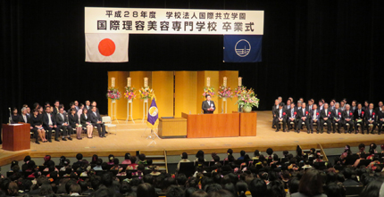 卒業生を前に式辞を述べる和田美義 国際理容美容専門学校校長・理事長