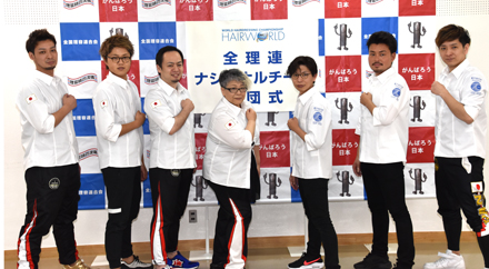 左から、仲山、篠田、牟田口、島本、平田、小針、中村の7人の日本代表選手。身長差でVラインを描き、世界大会勝利に向けてガッツポーズ