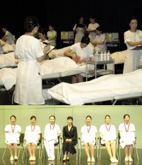 ２０１０エステティックコンテスト ,下は入賞者（中央は荘司礼子理事長）