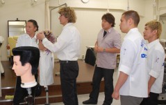 指導する花島講師（左から2人目）と佐藤講師（中央）