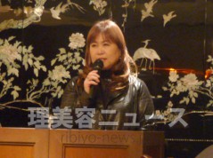 第３０回横田富佐子杯ブライダルコンテストを発表する横田勢津子会長