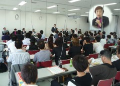 パーマテクニカルトレーナー研修会の開講式。上は野田皆子常務理事