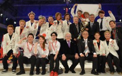 世界大会会場で日本理容チーム選手団一行が記念写真。フォデラＯＭＣ会長、吉川秀隆タカラベルモント社長らも。