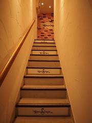 ２階や地下の店舗で、専用階段があるところは、階段全体を看板とみなして利用できます。