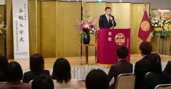 61人の新入生を前に式辞を述べる横山崇男関東美容専門学校校長