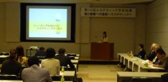 シェービングをテーマに特別講演する菅家絵利子全理連中央講師