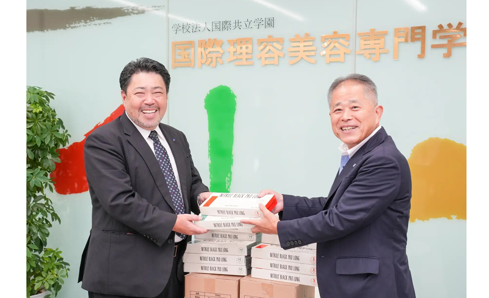 国際理容美容専門学校 理事長 和田美義氏(左)、日理株式会社 代表取締役社長:有馬公明氏