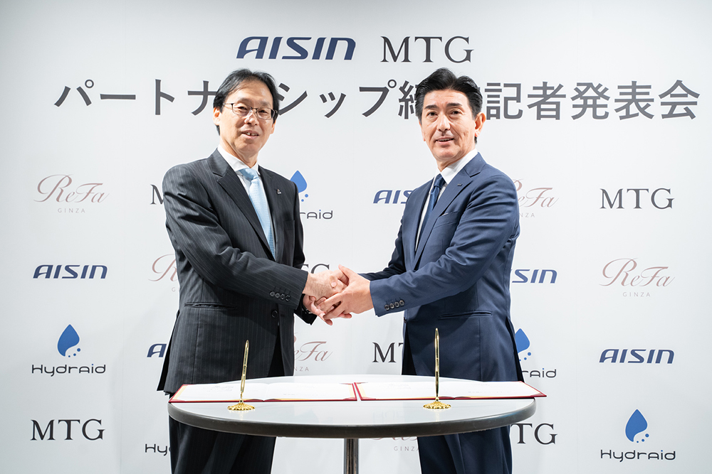 MTGの松下剛社長と、アイシンの七原弘晃執行役員による共同会見