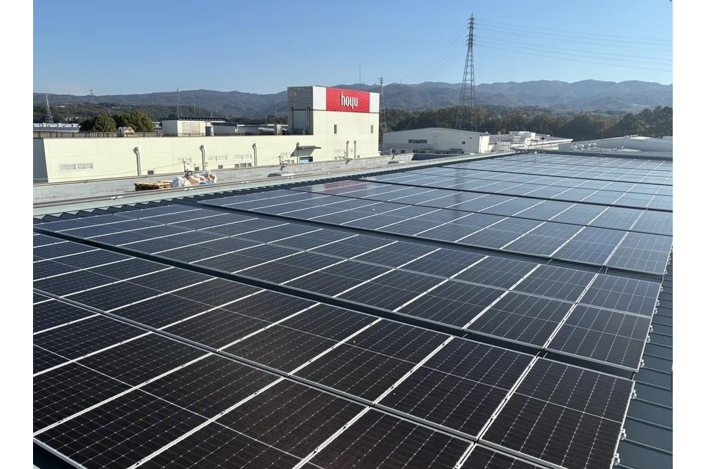 桜が丘工場第Ⅲ棟の屋根に設置された481枚の太陽光パネル（ホーユーの太陽光発電設備）