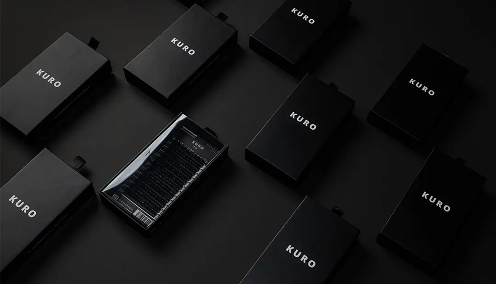 まつげエクステ用フラットラッシュ「NUMERO KURO」の商品パッケージとエクステンションシート。